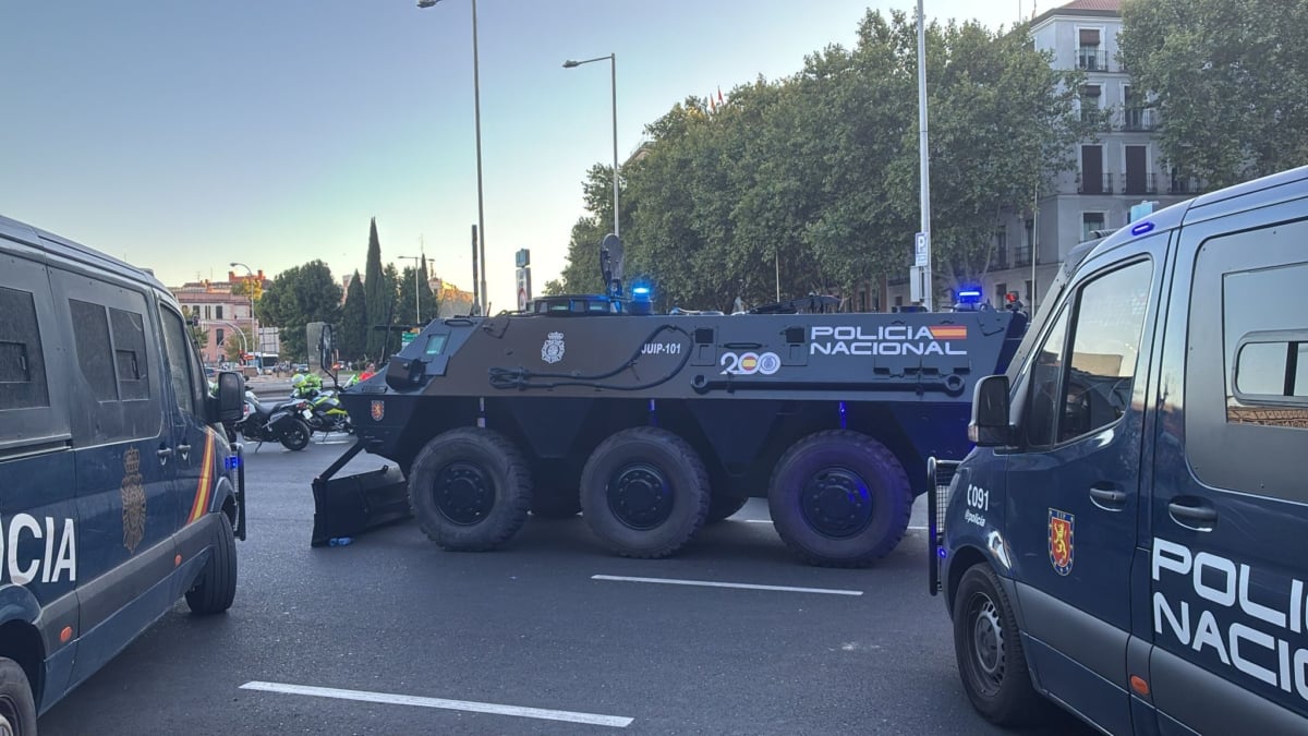 Qué son las 'tanquetas' que la Policía desplegó para contener a los manifestantes de La Vuelta