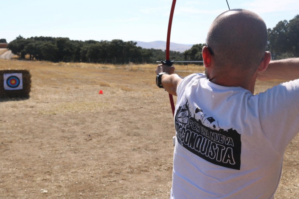 Ejercicios de tiro con arco y defensa personal en la Universidad de Verano de 2024 en Ávila