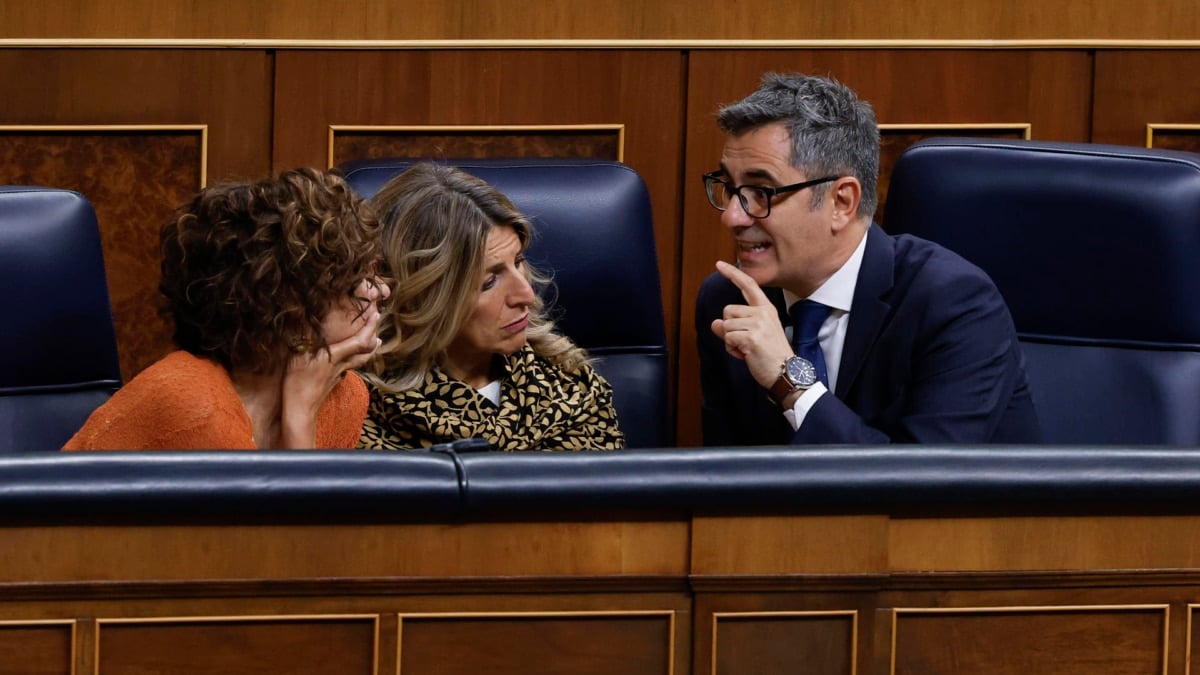La vicepresidenta primera del Gobierno, María Jesús Montero (i), la segunda, Yolanda Díaz, y el ministro de Presidencia, Justicia y Relaciones con las Cortes, Félix Bolaños (d), durante un pleno en el Congreso