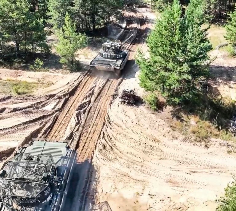 Rusia y Bielorrusia juegan a la guerra mientras Polonia cierra y refuerza su frontera con 40.000 efectivos