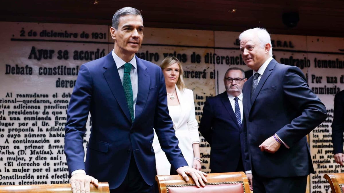 El presidente del Gobierno, Pedro Sánchez, junto al presidente de la Comisión, Eloy Suárez.