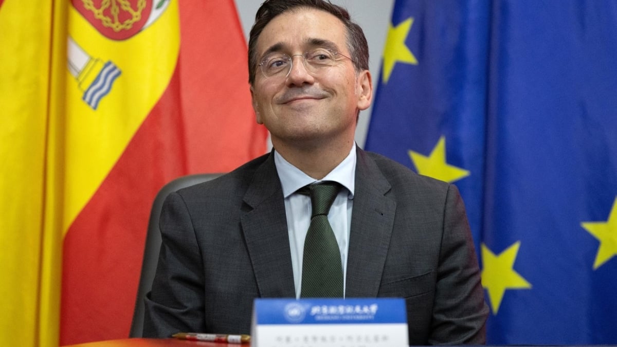 Los diplomáticos acusan a Albares de opacidad en el nombramiento de los embajadores: "Impropia de un Estado de Derecho"