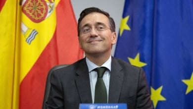 Los diplomáticos acusan a Albares de opacidad en el nombramiento de los embajadores: "Impropia de un Estado de Derecho"