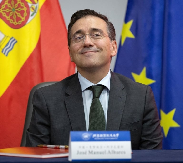 Los diplomáticos acusan a Albares de opacidad en el nombramiento de los embajadores: "Impropia de un Estado de Derecho"