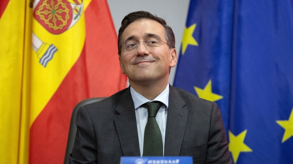 Los diplomáticos acusan a Albares de opacidad en el nombramiento de los embajadores: "Impropia de un Estado de Derecho"