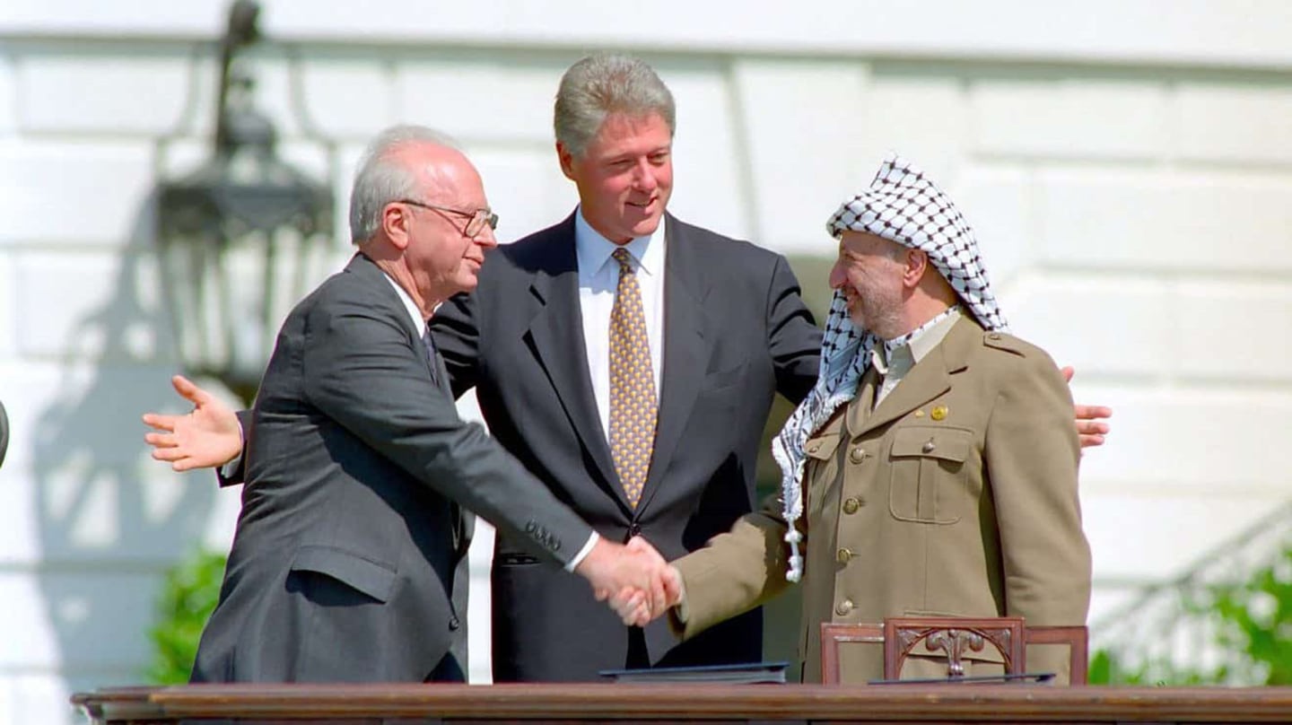 Bill Clinton, en el centro, bendice el apretón de manos de Isaac Rabin y Yasir Arafat en la Casa Blanca