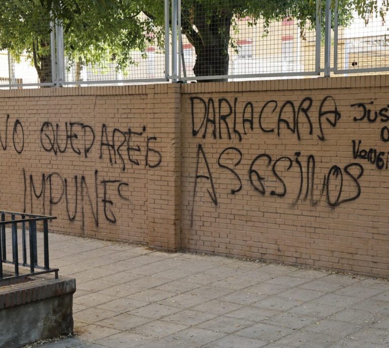 La Fiscalía ordena retirar las fotos de las supuestas acosadoras de Sandra Peña