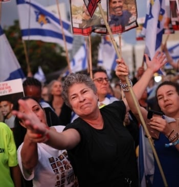 Hamás entrega los 20 rehenes israelíes con vida en la primera fase [...]