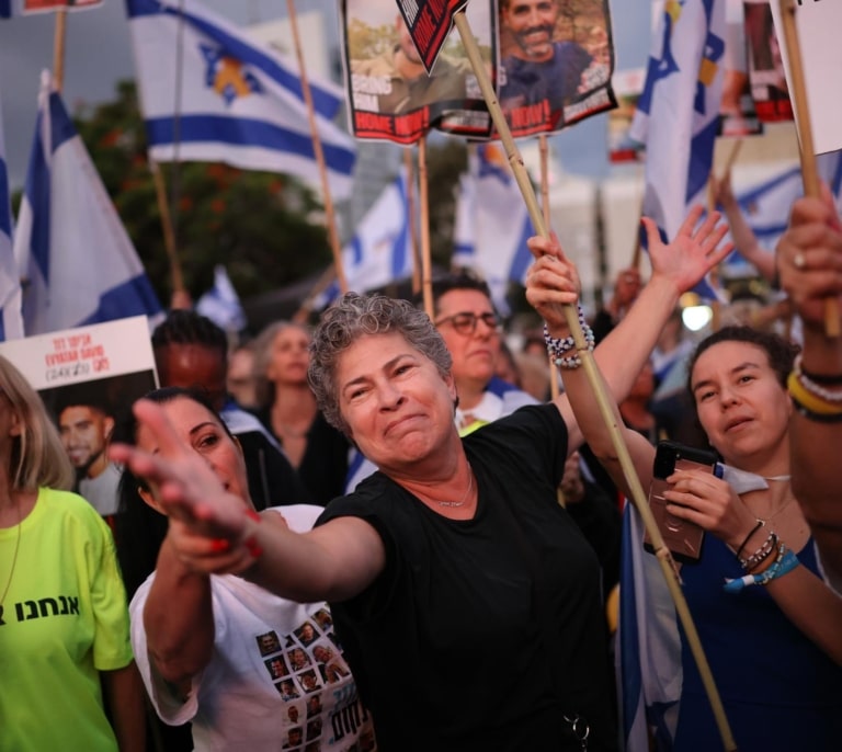 Hamás entrega los 20 rehenes israelíes con vida y solo 4 de los 28 muertos en cautiverio