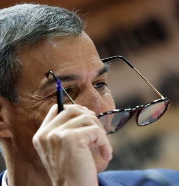 El nuevo accesorio de Sánchez se lleva el protagonismo en su comparecencia