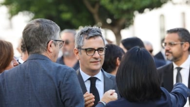 El Gobierno negocia 'in extremis' con Podemos para salvar el embargo de armas y la ley de movilidad sostenible