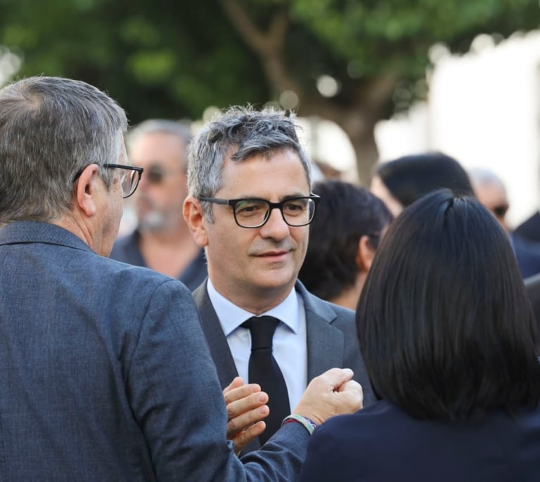 El Gobierno negocia 'in extremis' con Podemos para salvar el embargo de armas y la ley de movilidad sostenible