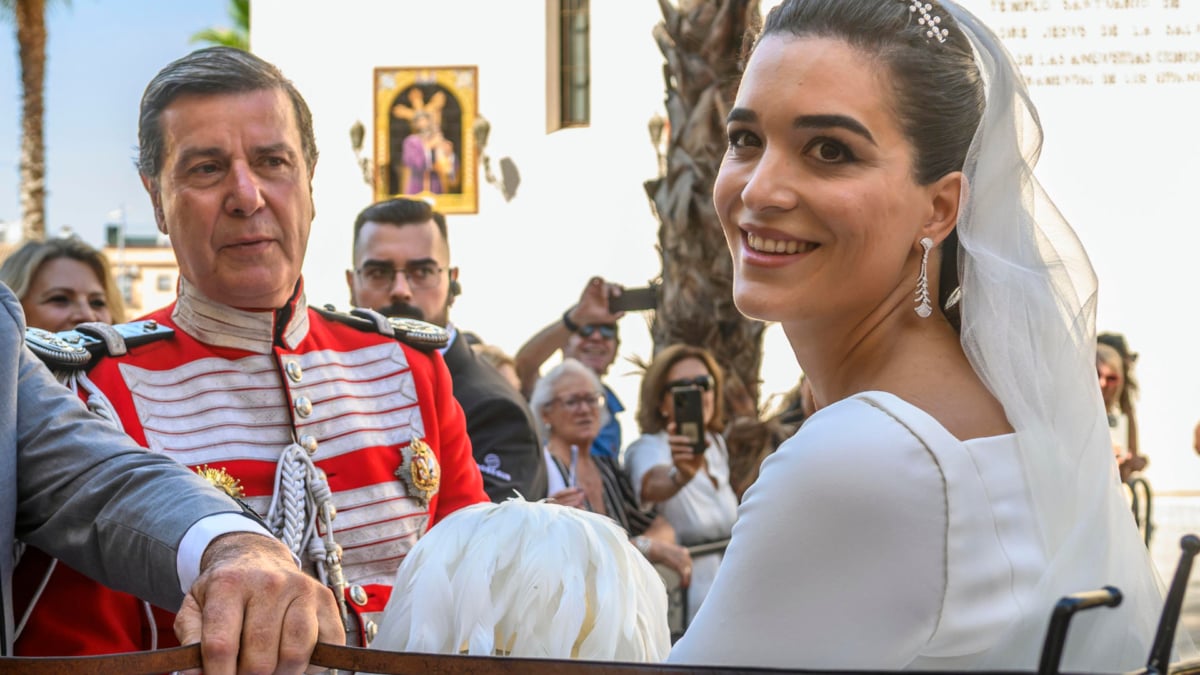 Cayetano Martínez de Irujo y Bárbara Mirjan a su salida de la Iglesia de los Gitanos de Sevilla.