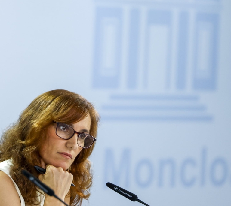 El Gobierno sube un escalón más con el aborto y lleva su batalla contra Ayuso a los tribunales