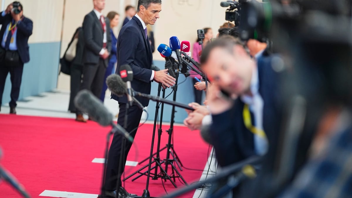 FOTODELDÍA Copenhague (Dinamarca), 02/10/2025.- El presidente del Gobierno español, Pedro Sánchez, comparece ante los medios de comunicación a su llegada a la 7.ª reunión de la Comunidad Política Europea (CPE) en Copenhague, Dinamarca, este jueves. EFE/ Thomas Traasdahl DENMARK OUT