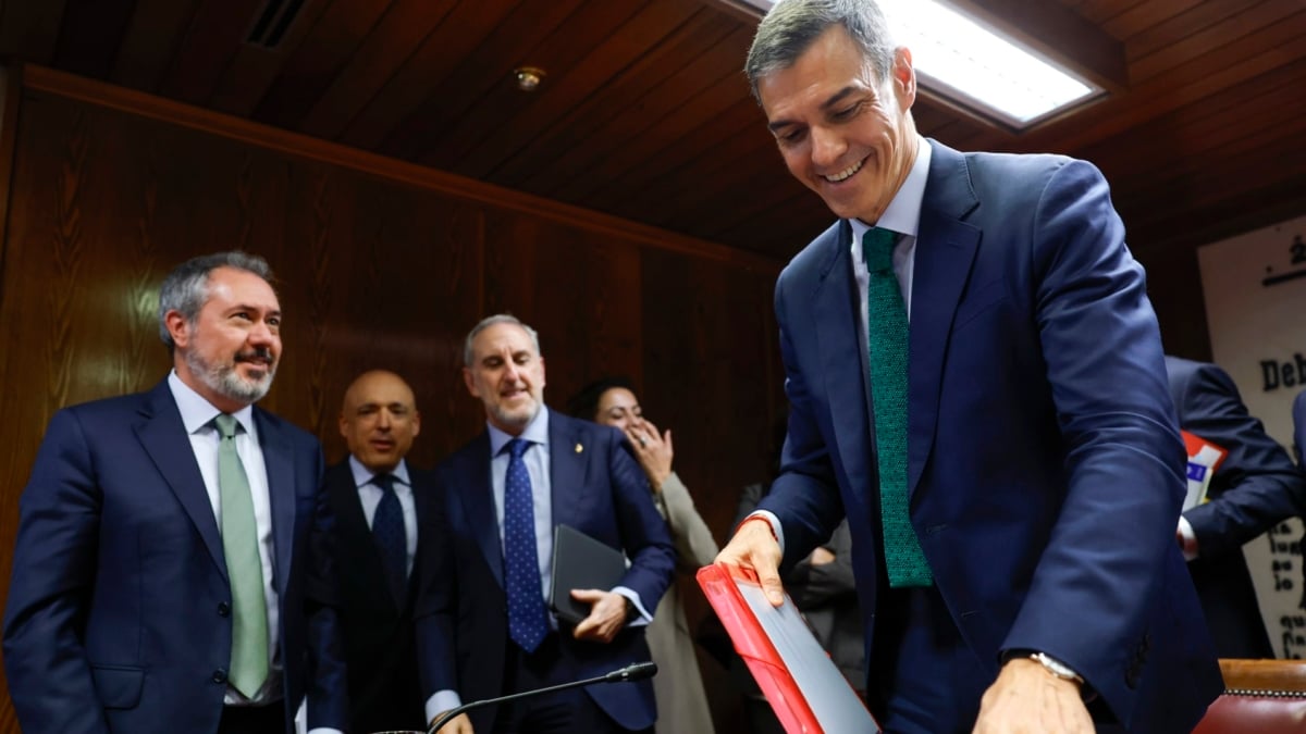 MADRID, 30/10/2025.- El presidente del Gobierno, Pedro Sánchez (d), acompañado por varios senadores socialistas, incluido Juan Espadas (i), Rafael Simancas (2i) y el secretario general del Grupo Socialista en el Senado, Alfonso Gil (3i) tras concluir su comparecencia ante la comisión de investigación del caso Koldo, este jueves en el Senado. EFE/Mariscal