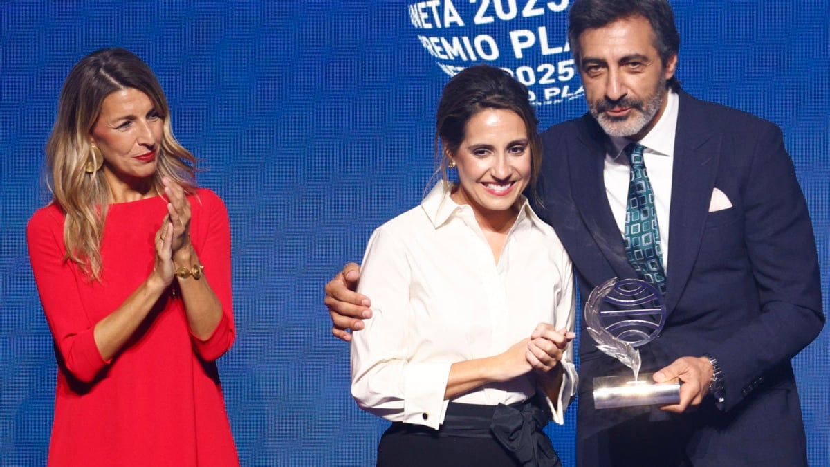 El escritor Juan del Val, ganador del premio Planeta, y la escritora Ángela Banzas, finalista, junto a la vicepresidenta Yolanda Díaz.