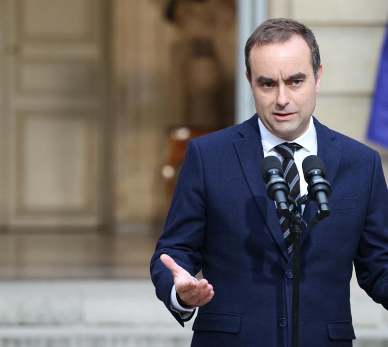 Crisis en Francia: Sébastien Lecornu ayuda a Macron a reconducir el diálogo con las fuerzas políticas tras dimitir