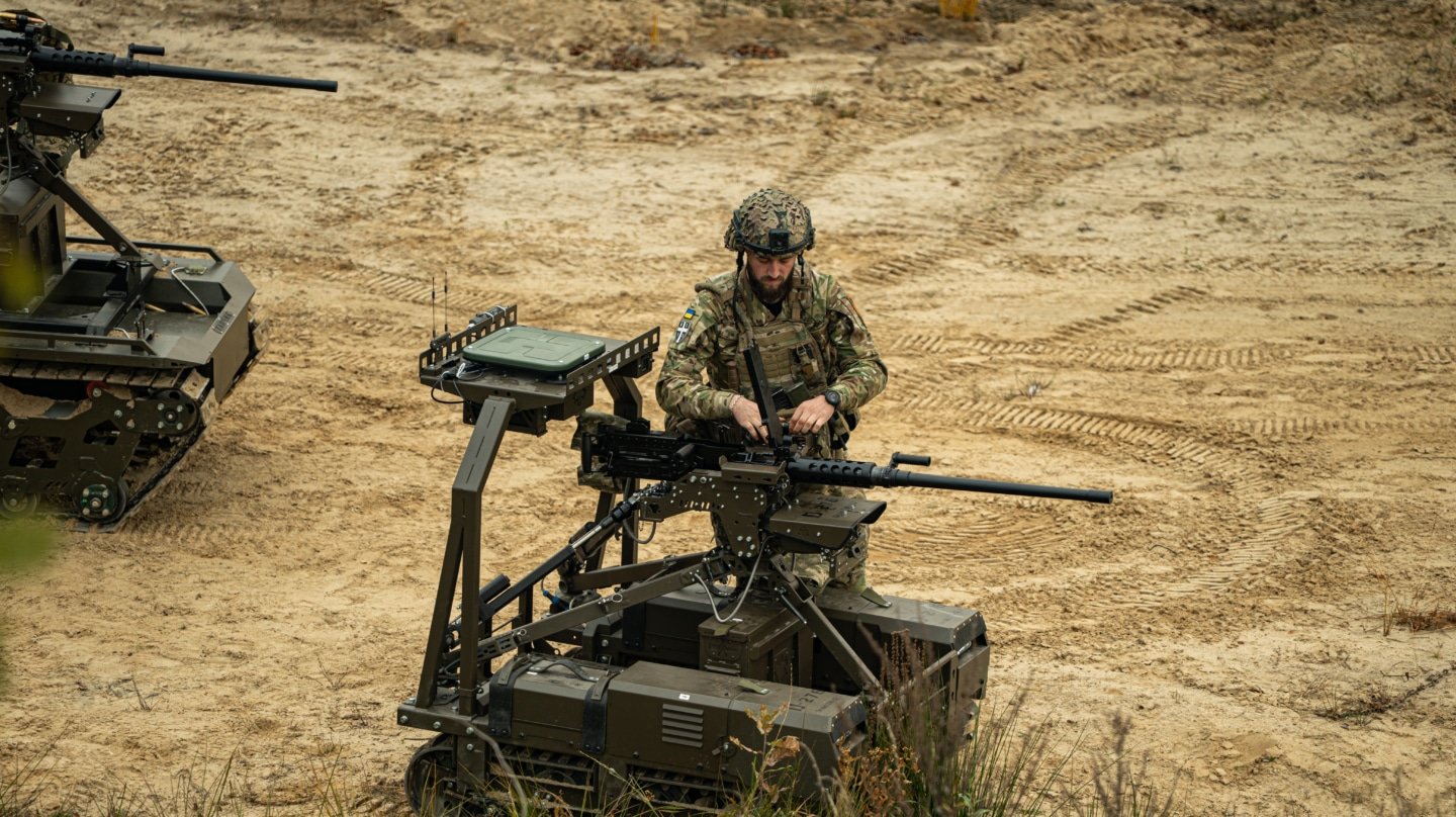 Un soldado junto a un Droid TW 12.7.