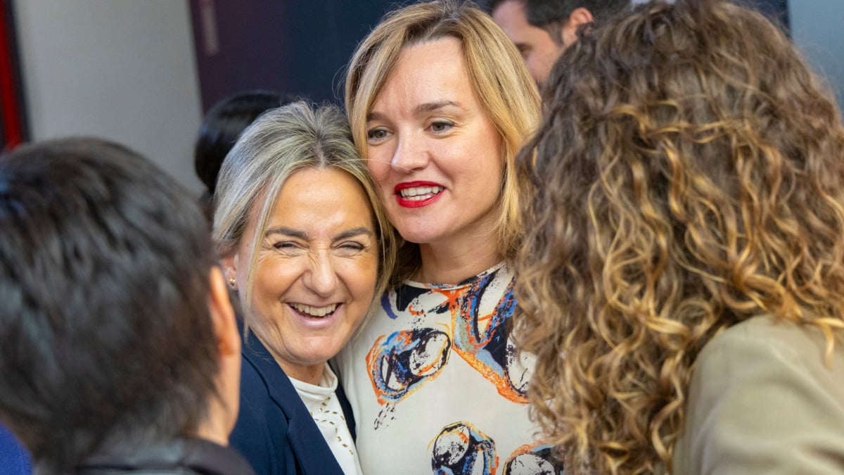 La ministra portavoz del Gobierno, Pilar Alegría (c), recibe la felicitación de sus compañeras de la ejecutiva Isabel Rodríguez (i) y Enma López (d), ambas de espaldas, y Milagros Tolón (2i), por su nombramiento como secretaria de Política Autonómica, este 27 de octubre de 2025 en la reunión de la ejecutiva en Ferraz.