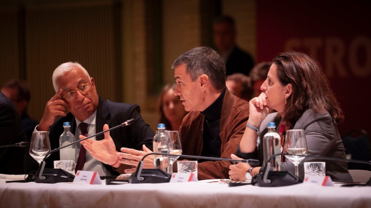 ÁMSTERDAM, 18/10/2025.- El secretario general del PSOE y presidente del Gobierno, Pedro Sánchez (c), interviene en la clausura del Congreso de los Socialistas Europeos (PES) junto al presidente del Consejo Europeo, Antónnio Costa (i), y de la vicepresidenta primera y comisaria de Competencia de la Comisión Europea, Teresa Ribera (d), este sábado en Amsterdam, Países Bajos. EFE/ Maurice Weiss/ostkreuz/ SOLO USO EDITORIAL/SOLO DISPONIBLE PARA ILUSTRAR LA NOTICIA QUE ACOMPAÑA (CRÉDITO OBLIGATORIO)