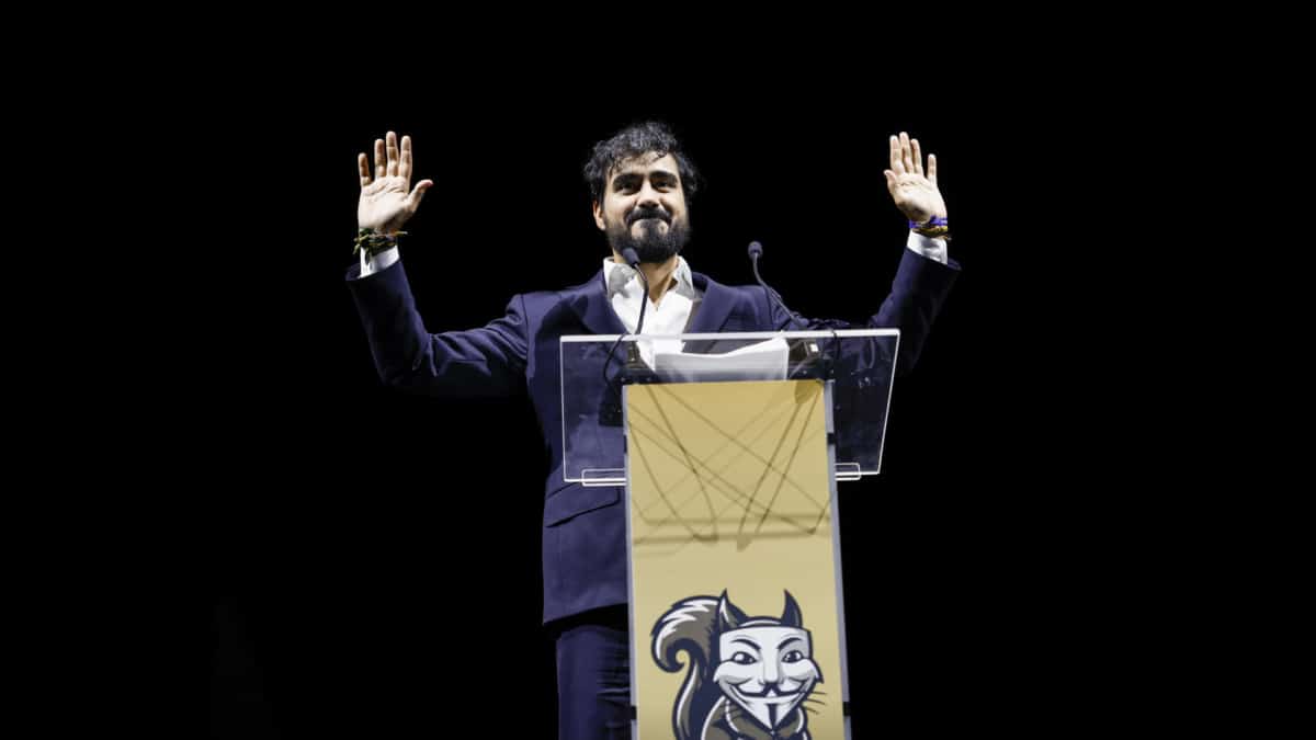 Alvise arranca su carrera a las generales apostando por deportaciones masivas y un referéndum de salida de la UE