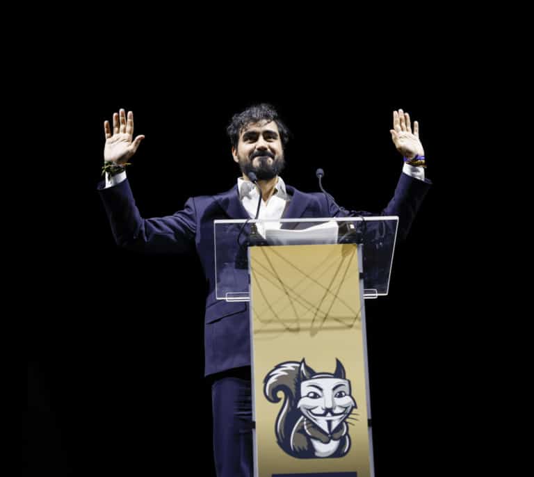 Alvise arranca su carrera a las generales apostando por deportaciones masivas y un referéndum de salida de la UE