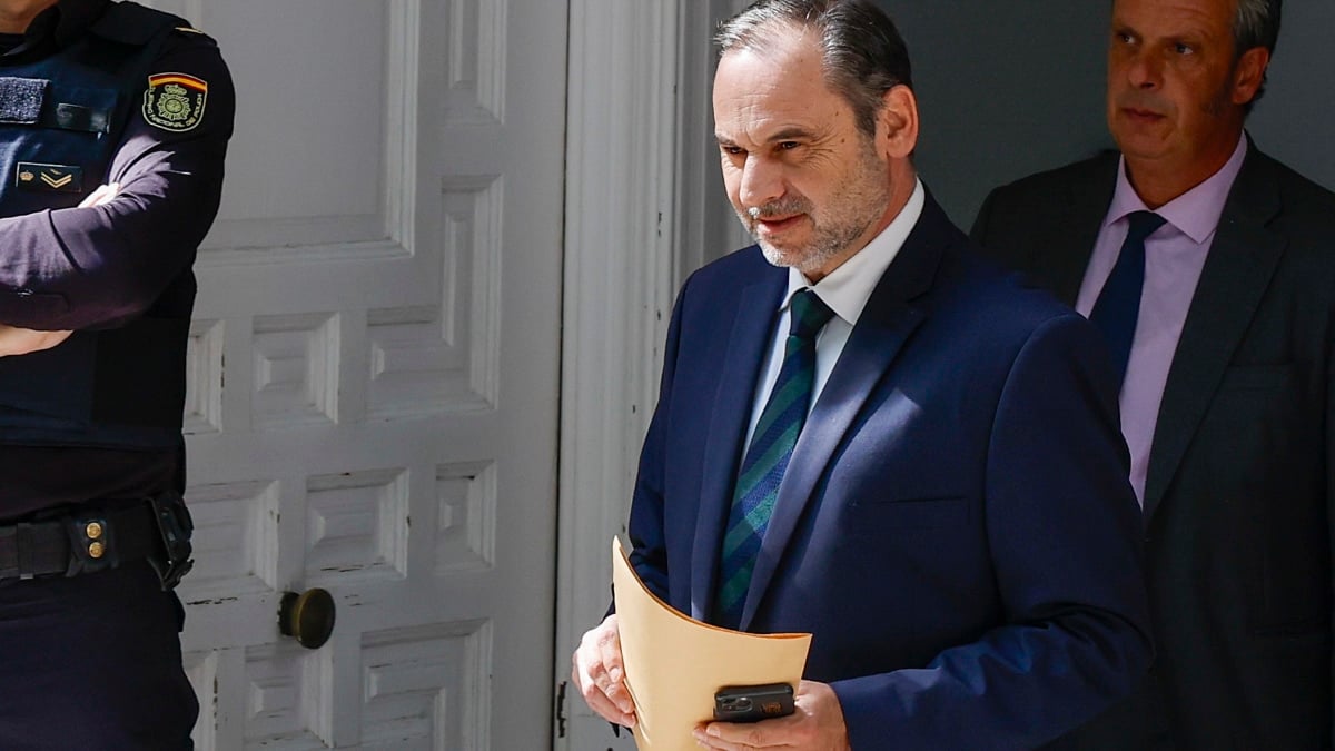 FOTODELDIA MADRID, 15/10/2025.- El exministro Jose Luis Ábalos, a la salida este miércoles del Tribunal Supremo. El magistrado del Tribunal Supremo Leopoldo Puente ha acordado mantener en libertad al exministro José Luis Ábalos, han informado a EFE fuentes jurídicas. EFE/J.J. Guillén