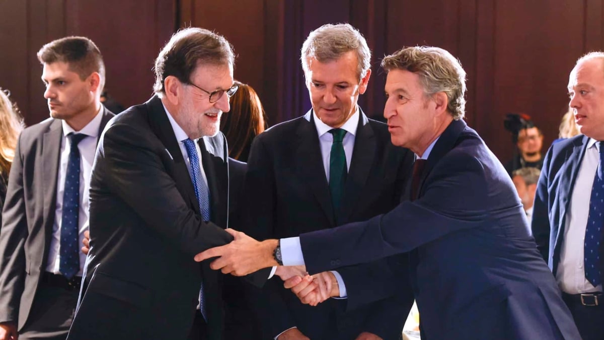 Rajoy apela a Feijóo para seguir en la moderación frente Sánchez y Abascal: "A un extremista no se le puede oponer otro"