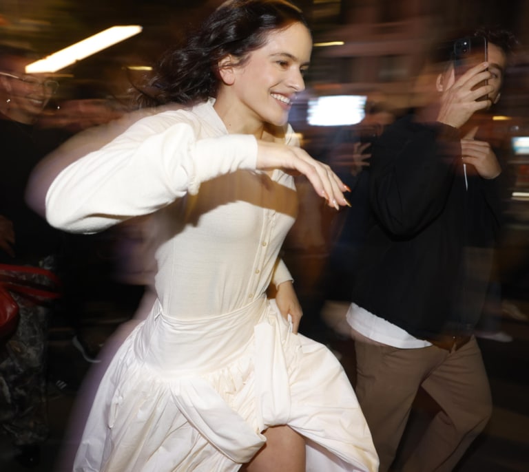 Rosalía anuncia nuevo disco y echa a correr por la Gran Vía