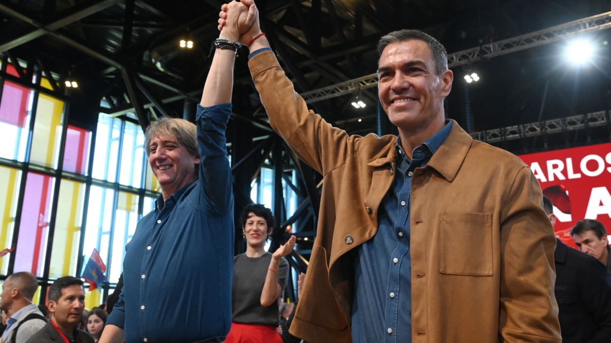 LEÓN, 26/10/2025.- El presidente del Gobierno y secretario general del PSOE, Pedro Sánchez (d), ha participado este este domingo la precampaña electoral de los socialistas en Castilla y León, en un acto convocado en León para respaldar la candidatura del candidato a la Presidencia de la Junta y actual alcalde de Soria, Carlos Martínez (i). EFE/ Javier Casares