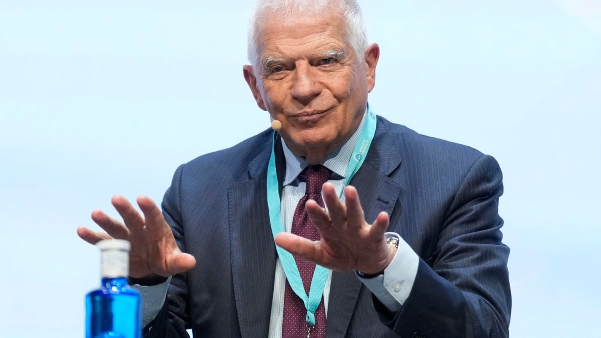 Borrell critica a Zapatero por su actuación en Venezuela: "No representa a España"