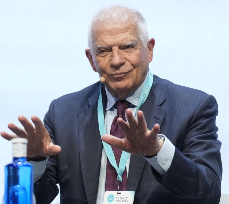 Borrell critica a Zapatero por su actuación en Venezuela: "No representa a España"