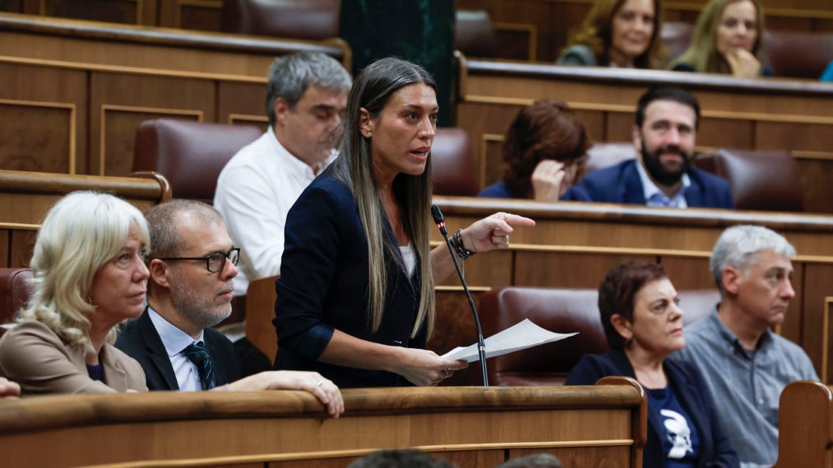 MADRID, 22/10/2025.- La portavoz de Junts, Míriam Nogueras, interviene durante la sesión de control al Ejecutivo que se celebra este miércoles en el Congreso, en Madrid. EFE/ JJ Guillen