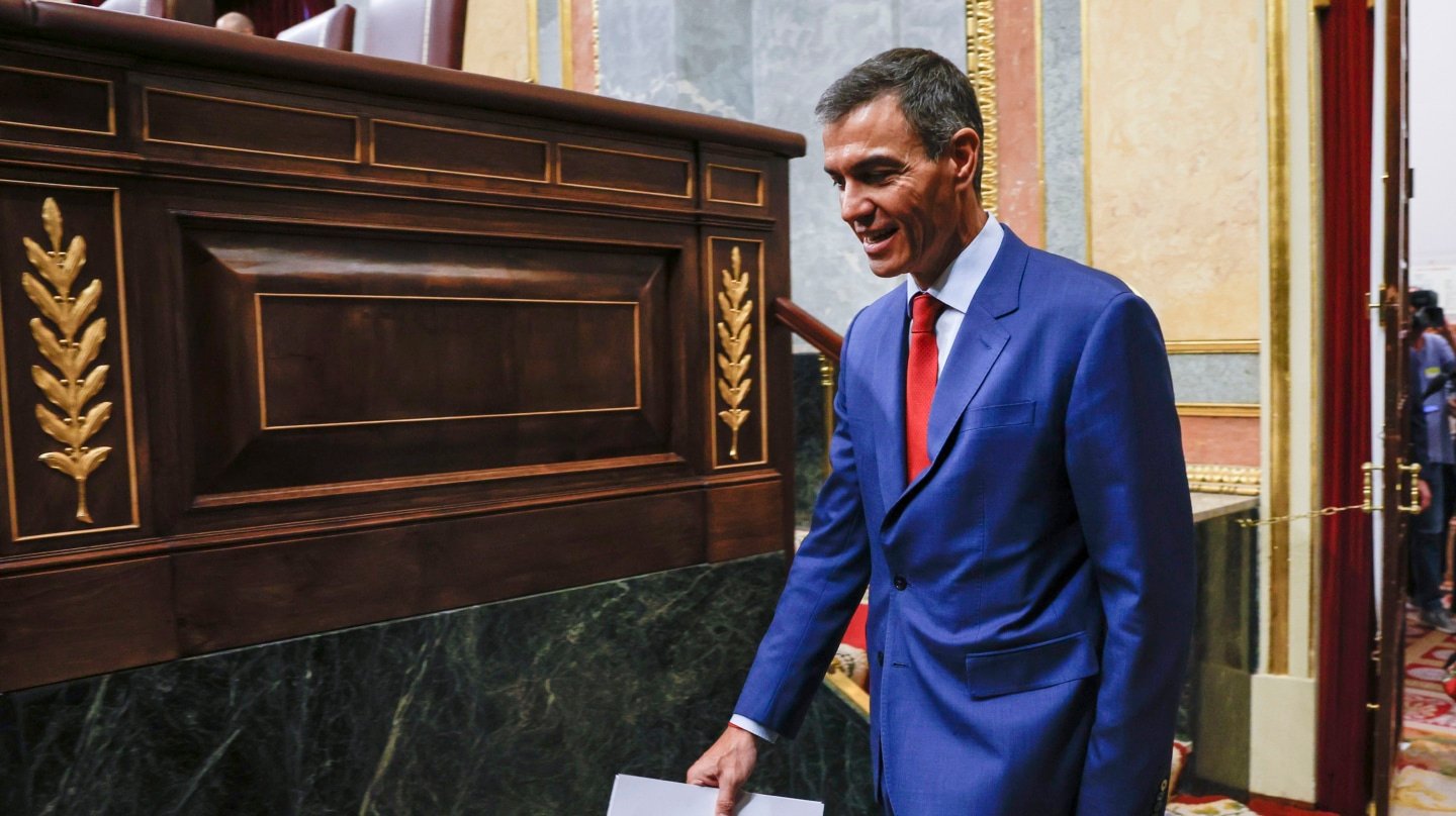 MADRID, 08/10/2025.- El presidente del Gobierno, Pedro Sánchez a su llegada a la sesión de control al gobierno celebrada este miércoles en el Congreso. El Gobierno vuelve a enfrentarse en el Congreso a una jornada difícil en la que quiere sacar adelante su decreto ley para el embargo de armas a Israel y la ley de Movilidad Sostenible, y en ambos casos ya solo depende de Podemos, que mantiene la incógnita sobre el sentido de su voto. EFE/ J.J. Guillén