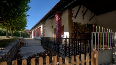 137 padres defienden las duchas mixtas en las colonias juveniles de Bernedo: “El cuerpo es un espacio político”