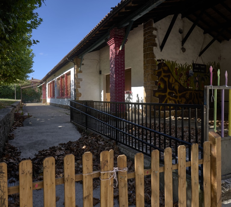 137 padres defienden las duchas mixtas en las colonias juveniles de Bernedo: “El cuerpo es un espacio político”