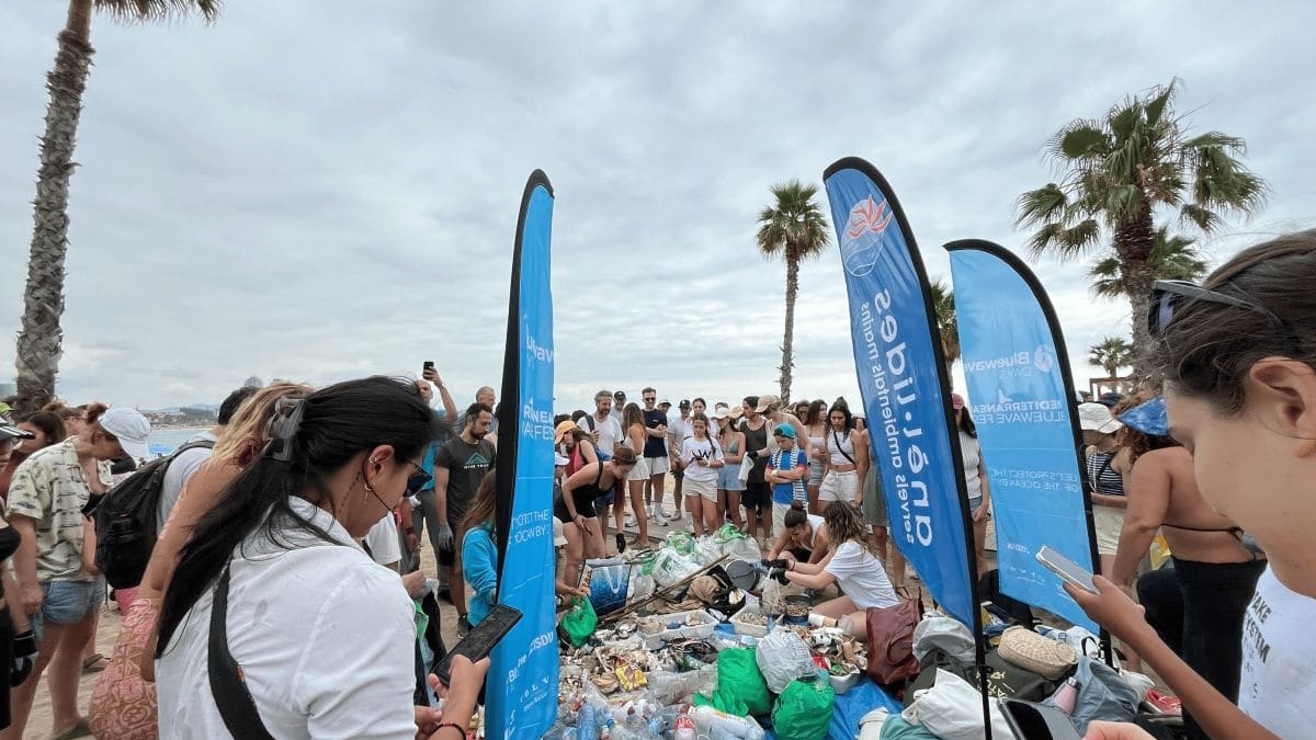 La Bluewave Alliance impulsa la recogida de plásticos con actividades de pádel surf, buceo y limpieza en la playa de Barcelona