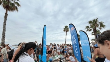 La Bluewave Alliance impulsa la recogida de plásticos con actividades de pádel surf, buceo y limpieza en la playa de Barcelona