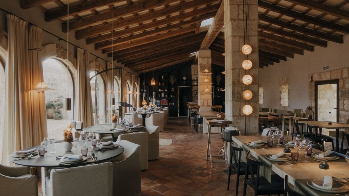 Vermell, restaurante del hotel Vestige Son Vell en Menorca, cierra tercera temporada con menú especial