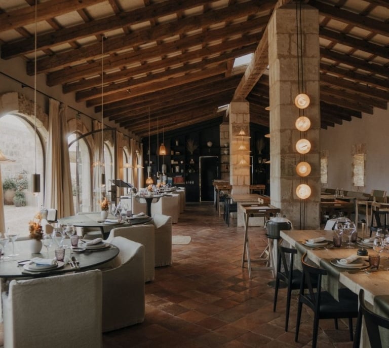 Vermell, restaurante del hotel Vestige Son Vell en Menorca, cierra tercera temporada con menú especial