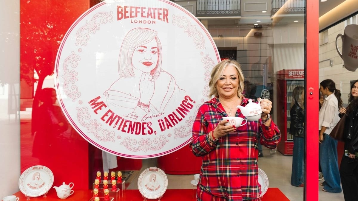 Belén Esteban se convierte en ‘Lady Beefeater’ y lanza junto a Xuso Jones una colección inspirada en Londres