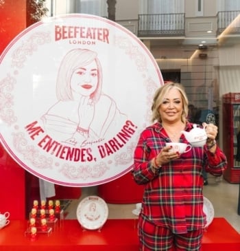 Belén Esteban se convierte en ‘Lady Beefeater’ y lanza junto a Xuso [...]