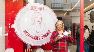 Belén Esteban se convierte en ‘Lady Beefeater’ y lanza junto a Xuso Jones una colección inspirada en Londres