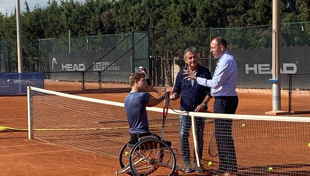 El consejero de Deportes de la Generalitat destaca el modelo formativo y deportivo de la Emilio Sánchez Academy