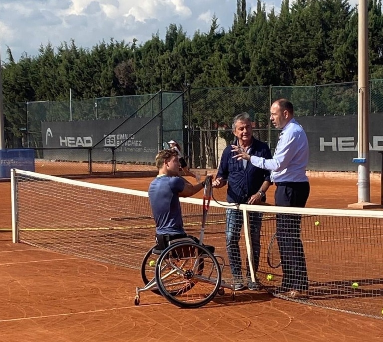 El consejero de Deportes de la Generalitat destaca el modelo formativo y deportivo de la Emilio Sánchez Academy