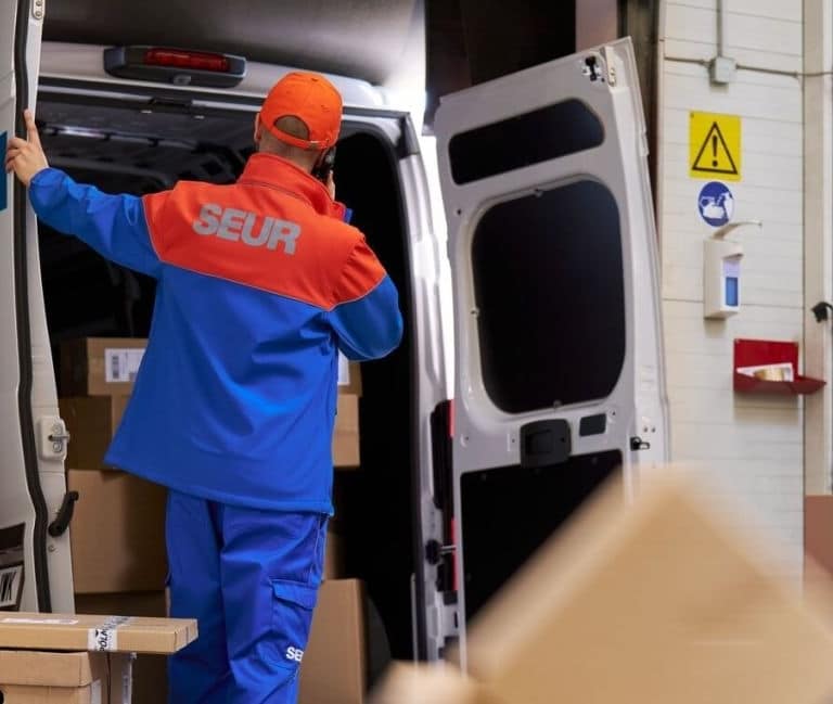 SEUR refuerza su plantilla con 2.800 incorporaciones para afrontar el Black Friday, la Navidad y las rebajas