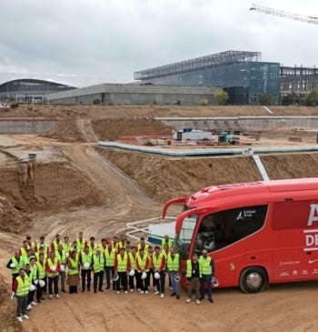 Los jugadores del Atlético de Madrid visitan las obras de la Ciudad [...]