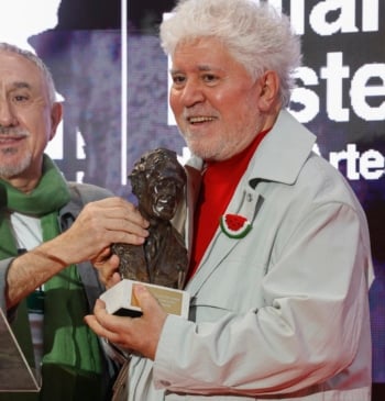 Almodóvar premiado por la UGT ante tres ministros: “Este tipo de Gobierno [...]