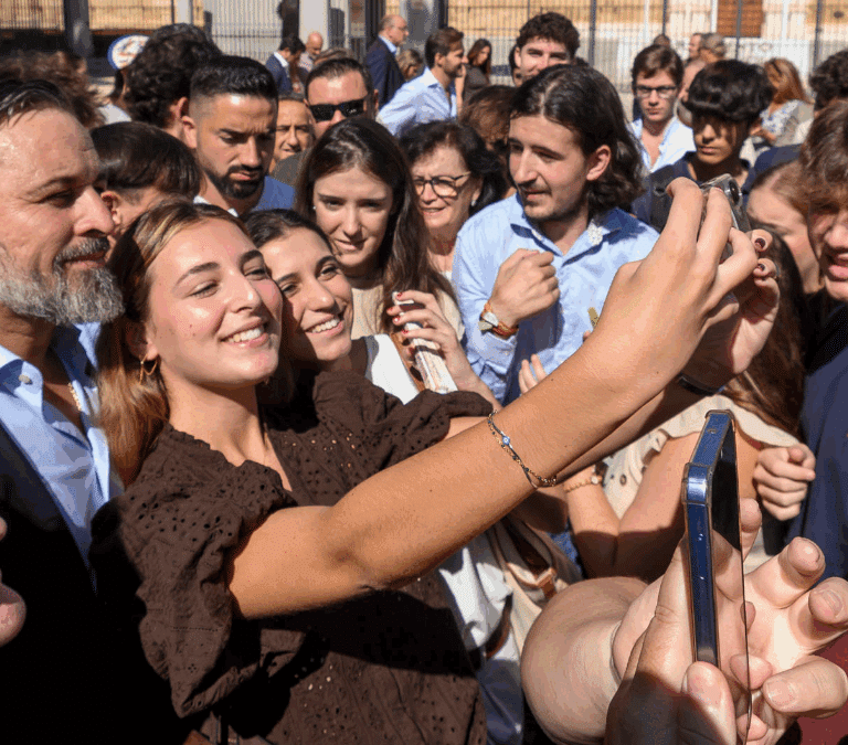 Abascal se ausenta de la tribuna y la recepción del 12 de Octubre para no "blanquear" a Sánchez: "Mi sitio está en la calle"